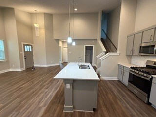 18-20 ft ceilings in main - 521 Peace Dr