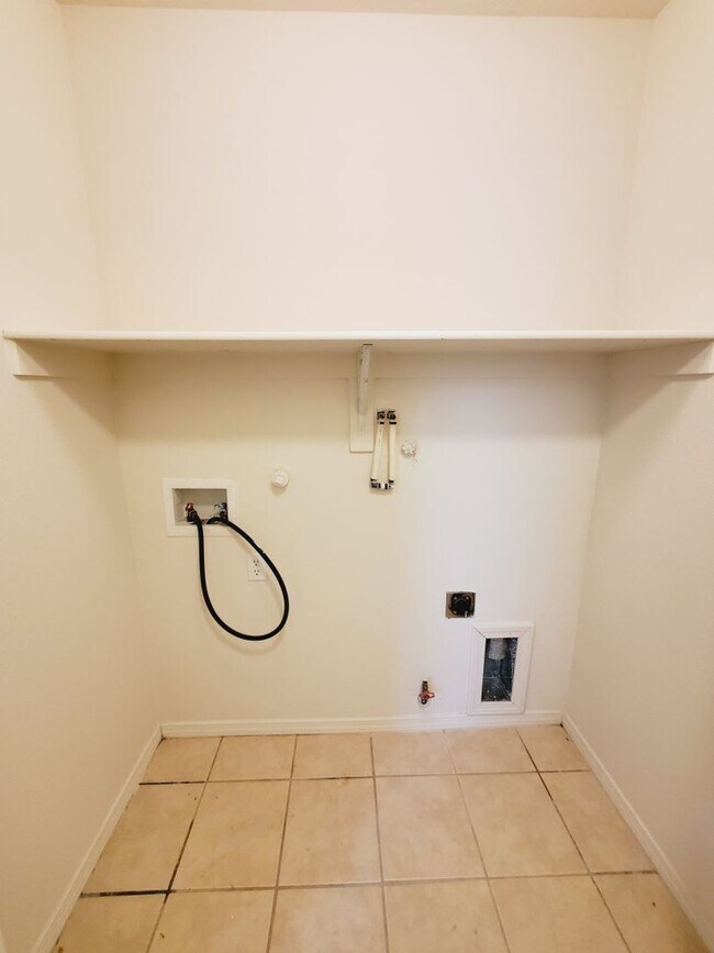 Building Photo - 3 Bedroom 2.5 Bathroom