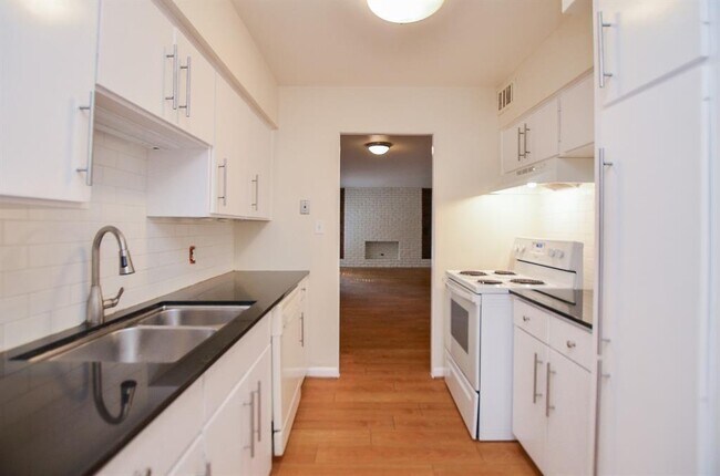 Building Photo - 2101 Fountain View Dr
