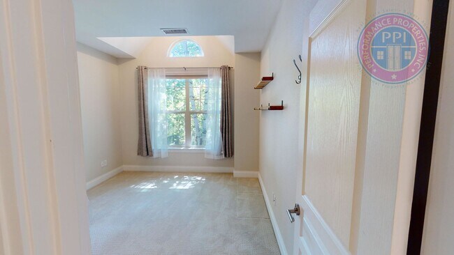 Building Photo - Stylish Townhouse, Luxury Amenities Throug...