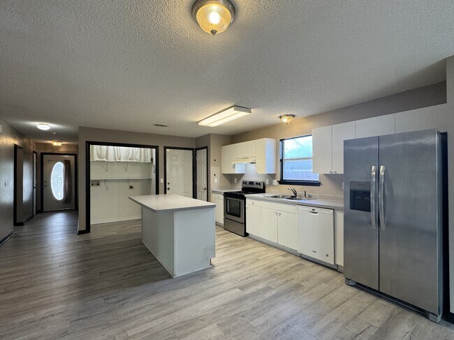 Building Photo - 322 Apple Dr