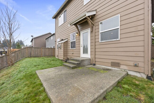 Building Photo - Spacious 4-Bed Puyallup Home For Rent | 3-Car Garage & Quick Commute to JBLM!