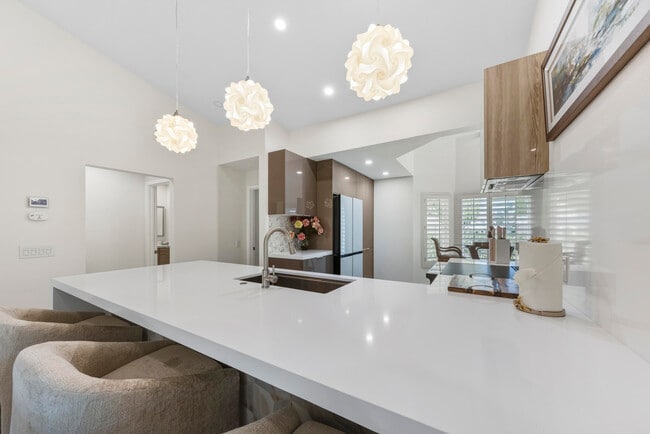 Building Photo - 269 Vista Royale Cir W