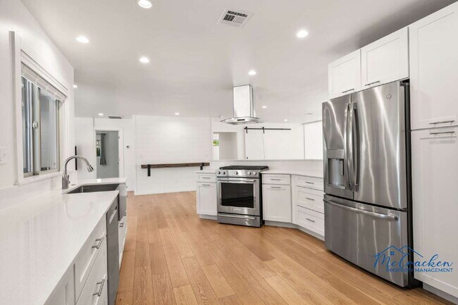 Building Photo - Modernized Spacious 3 Bedroom Home with Lu...