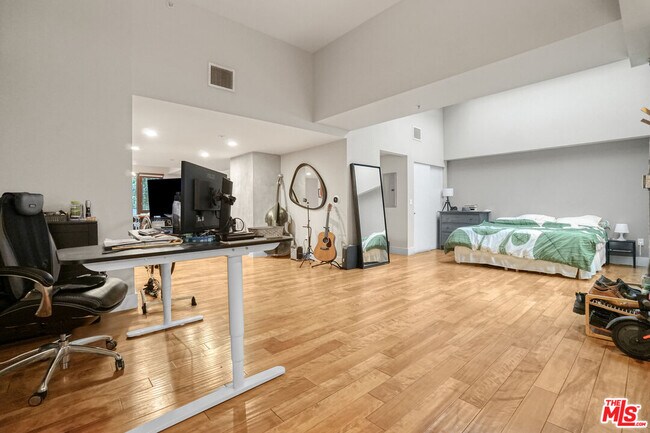 Building Photo - 460 S Spring St