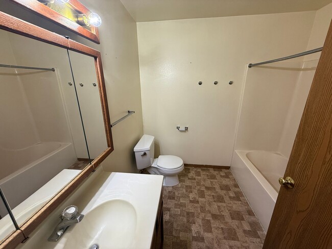 Building Photo - Cozy 2 Bedroom Apartment with Great Layout & Prime Location