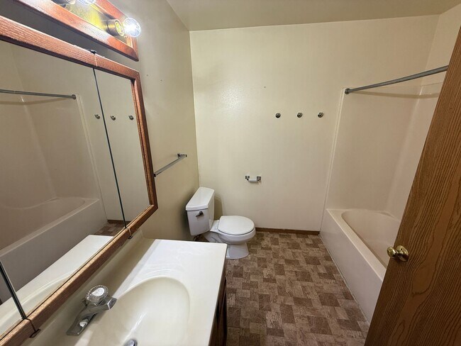 Building Photo - Your Cozy 2BR Retreat in the Heart of Prairie du Chien!