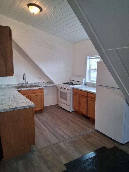 Building Photo - 600 Three Mile Dr N