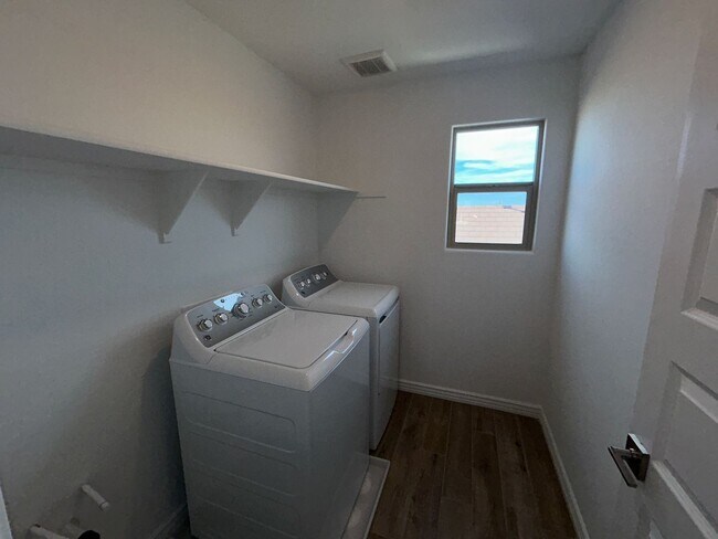 Building Photo - 14391 W Sand Hills Rd