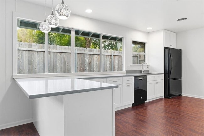 Building Photo - 6108 Cherrylawn Cir