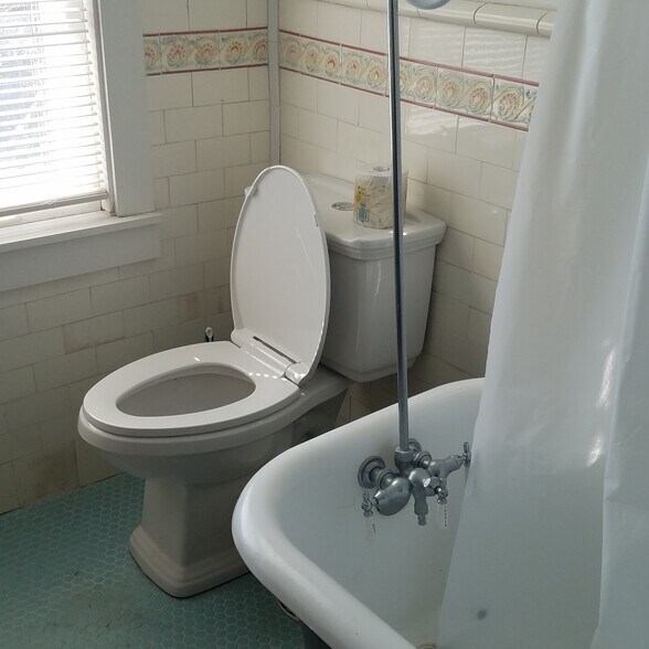 2nd floor Bathroom - 4907 Atlantic Ave