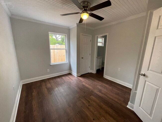 Building Photo - 805 Grandview St