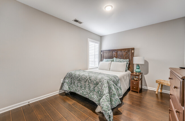 Building Photo - 1033 W Montebello Cir