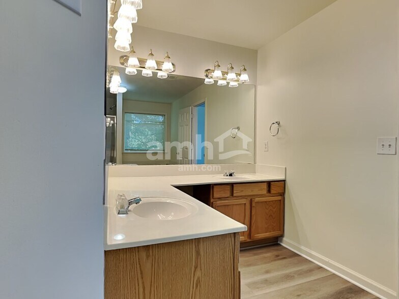 Building Photo - 710 Bob White Ct