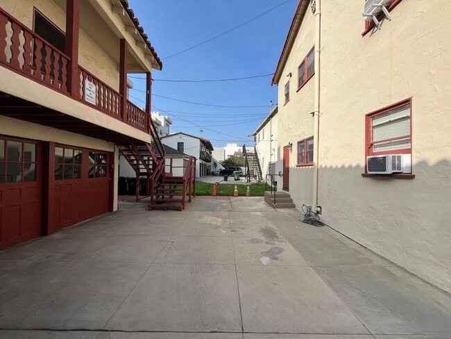 Building Photo - Lower level 1+1 w/in-unit laundry, assigned parking + water included!