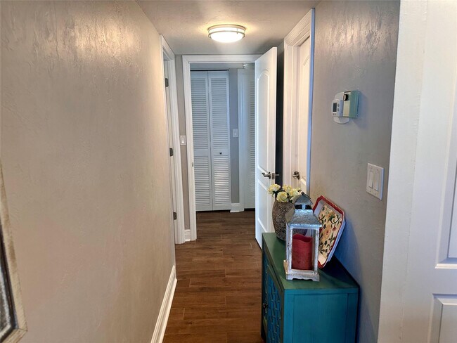 Building Photo - 1147 Hillsboro Mile