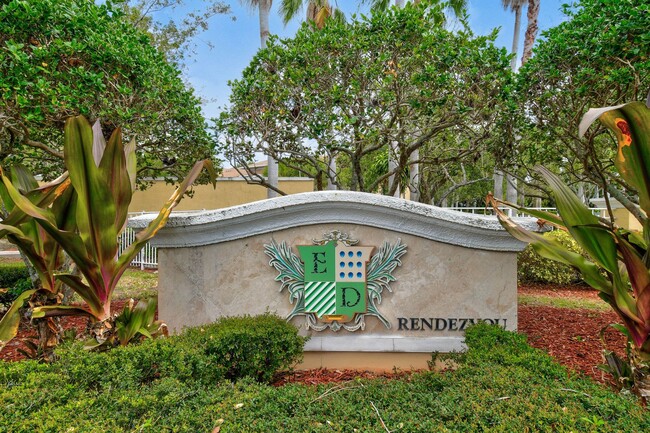 Building Photo - Stylish and luxurious 1-bedroom, 1-bath co...