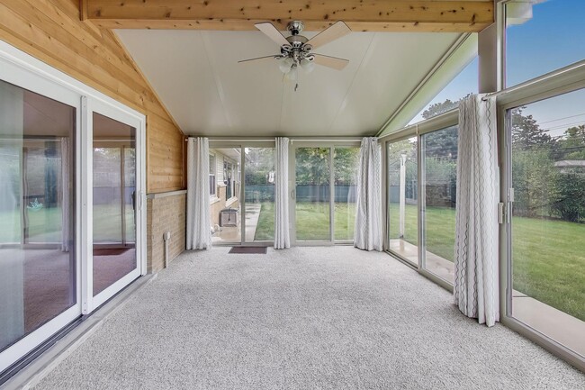 Building Photo - 933 Garden Ln