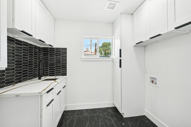Building Photo - 3729 Rio Vista St