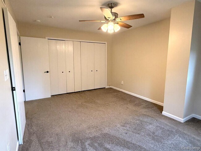 Building Photo - 41090 Southwind Dr