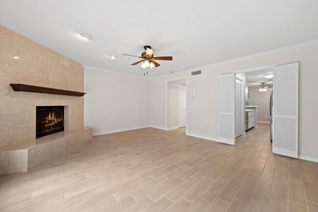 Building Photo - 10180 Longmont Dr