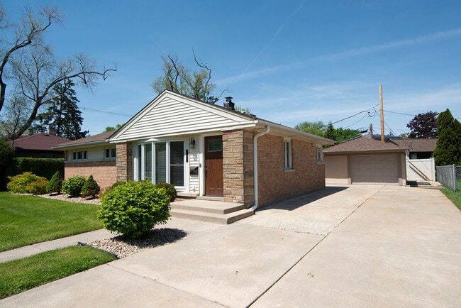 Building Photo - 367 W Fremont Ave