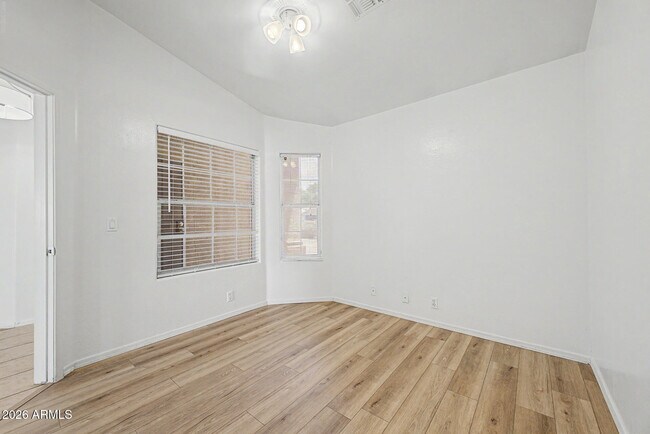 Building Photo - 930 E Harwell Rd
