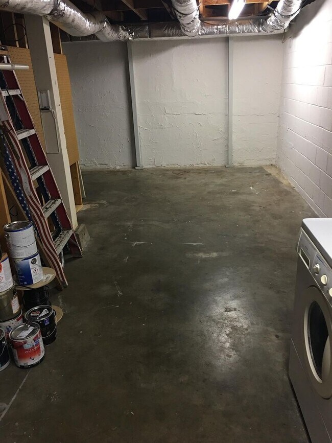 Building Photo - 700 Canebrake Dr