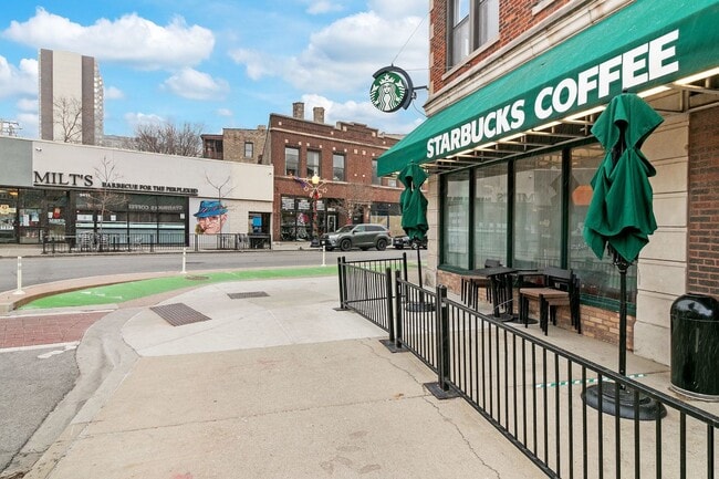 Building Photo - 635 W Roscoe St