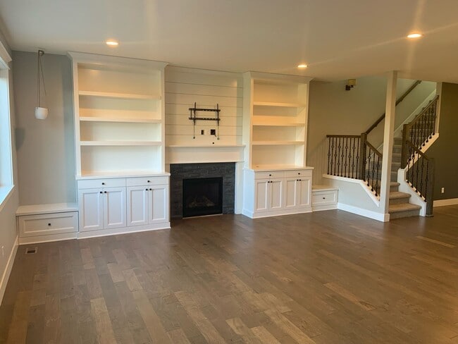 Building Photo - Available Now!  Newer Home in Desirable Neighborhood.