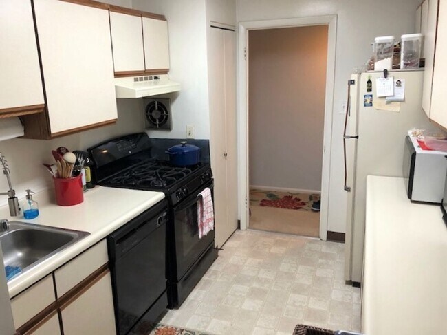 Building Photo - Spacious, 2 Bed 1 Bath Condo In Fantastic Mclean Chase Location – Minutes To Tysons