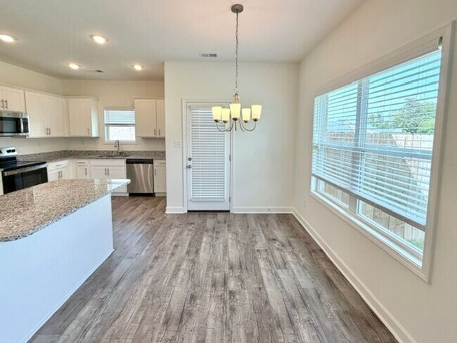 Building Photo - Now Leasing a 4-bedroom 25 bath home in Oakland.