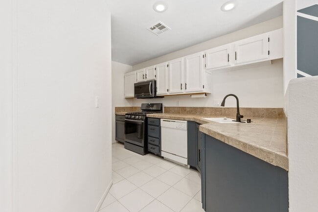 Building Photo - HENDERSON BEAUTIFUL 2-STORY TOWNHOME WITH ...