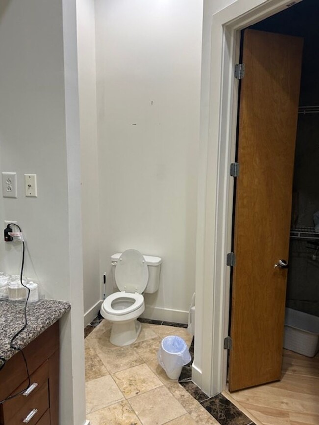 Building Photo - Fully Furnished, Awesome 1 Bedroom 1.5 Bath Condo in Excellent Location