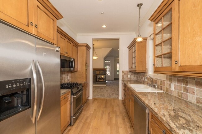 Building Photo - Beautifully Maintained 3 Bed/2.5 Bath Craf...