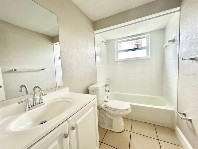 Building Photo - 3323 Fairmount Dr