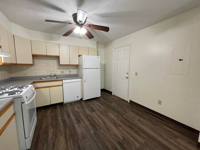 Building Photo - 385 Huse Rd