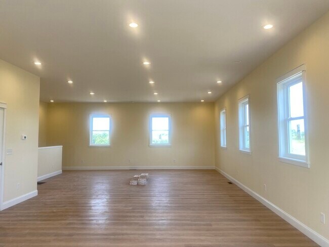 Building Photo - Brand new construction 5 bedroom 3 bath wi...