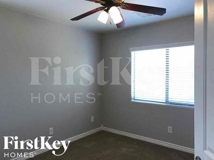 Building Photo - 3813 E Parkview Dr