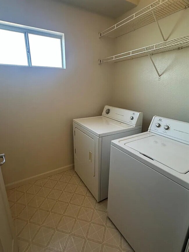 Building Photo - Beautiful 2 Bedroom 2 Bathroom in Roseville!