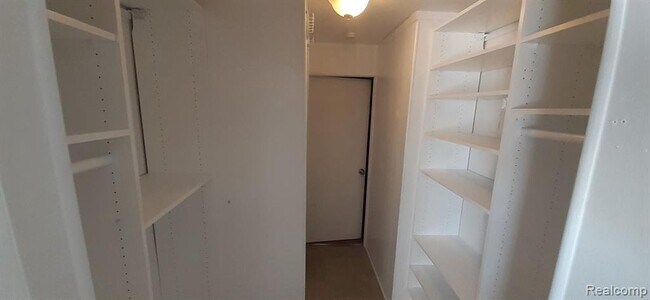 Building Photo - 2557 Desmond Rd