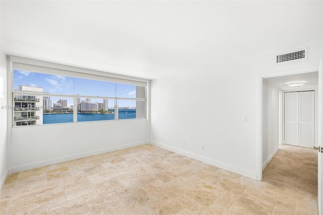 Building Photo - 1420 Brickell Bay Dr