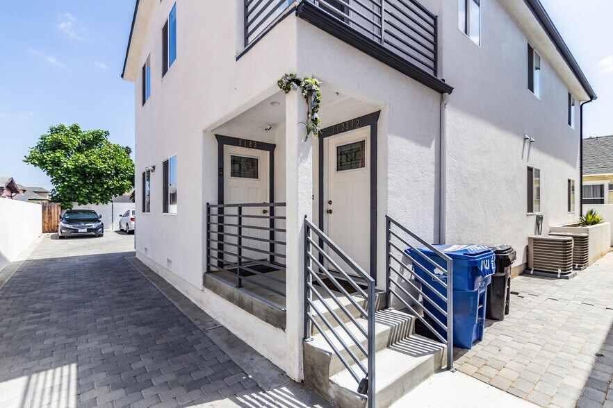Building Photo - 1121 W 39th Pl