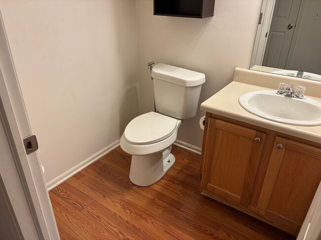 Building Photo - Grand Ridge condo available now.  Forest Hills Eastern Schools.