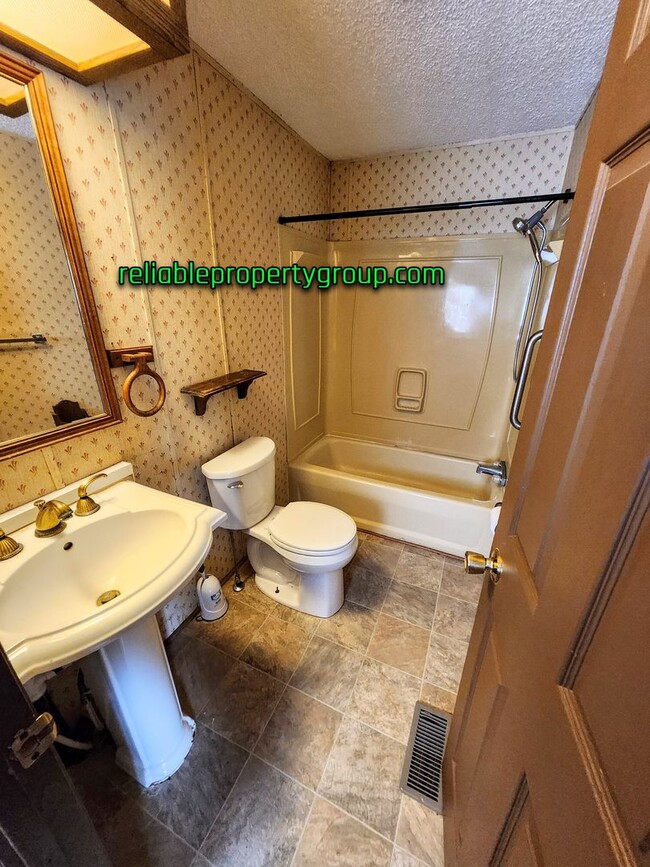 Building Photo - New Listing in Churubusco!!