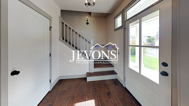 Building Photo - Spacious 4-bedroom home with fully equippe...