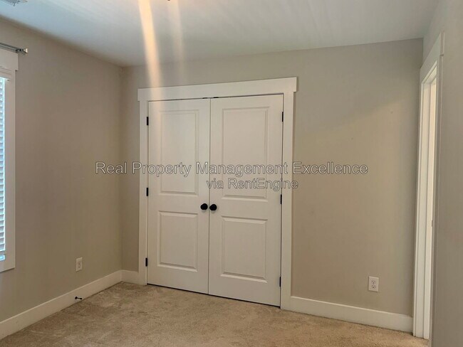 Building Photo - 443 Como Dr