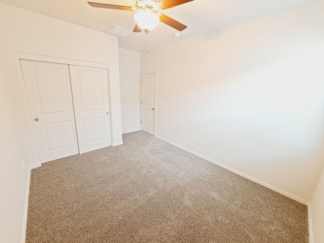 Building Photo - Beautiful 3 Bedroom 2 Bathroom located in Huning Ranch