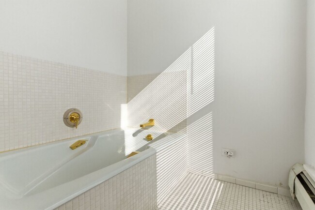 Building Photo - 2001 Orrington Ave