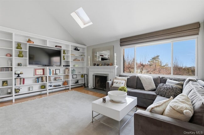 Building Photo - 10 Bayberry Ln